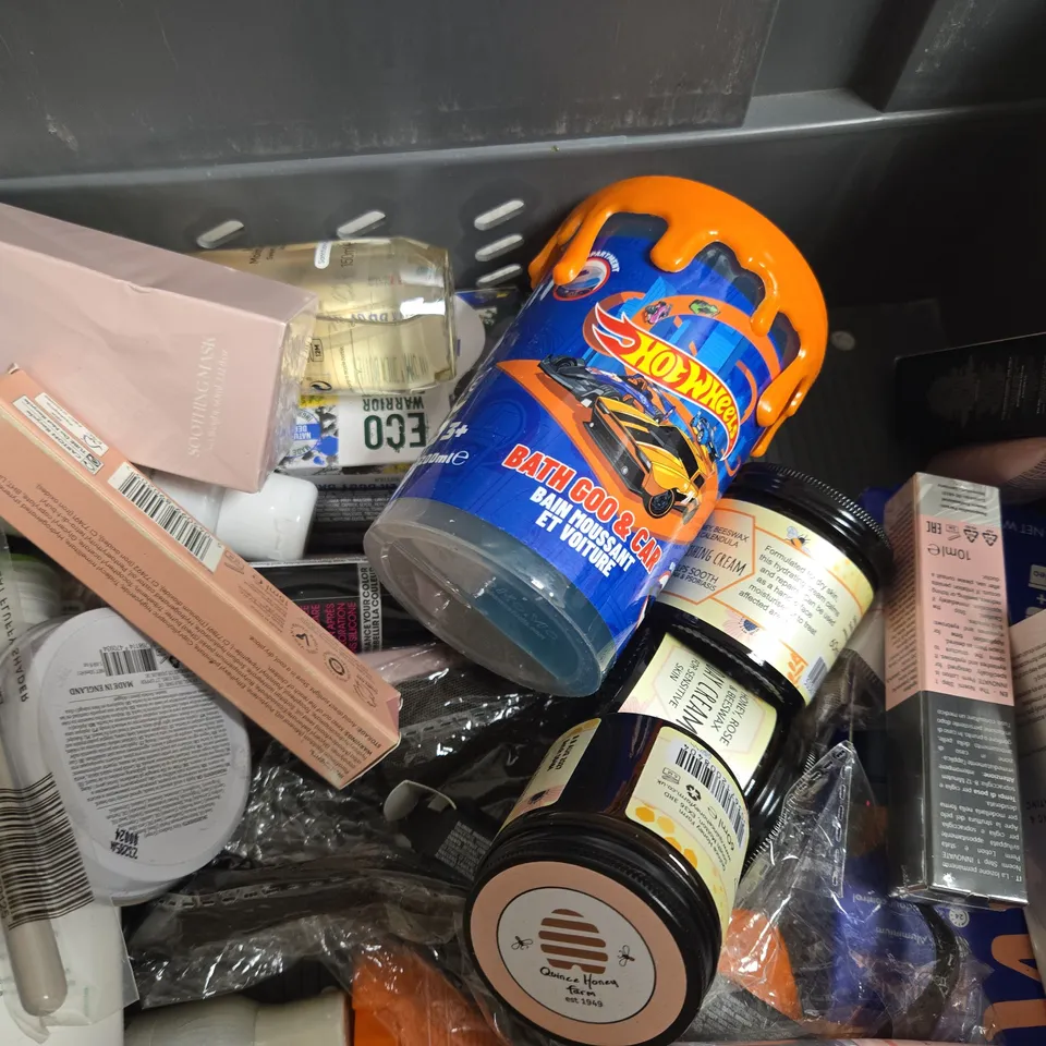 APPROX 12 ASSORTED BEAUTY PRODUCTS TO INCLUDE SANCTUARY SPA SPRAY, GABRI SHAVING GEL, COLGATE TOOTHPASTE, ETC