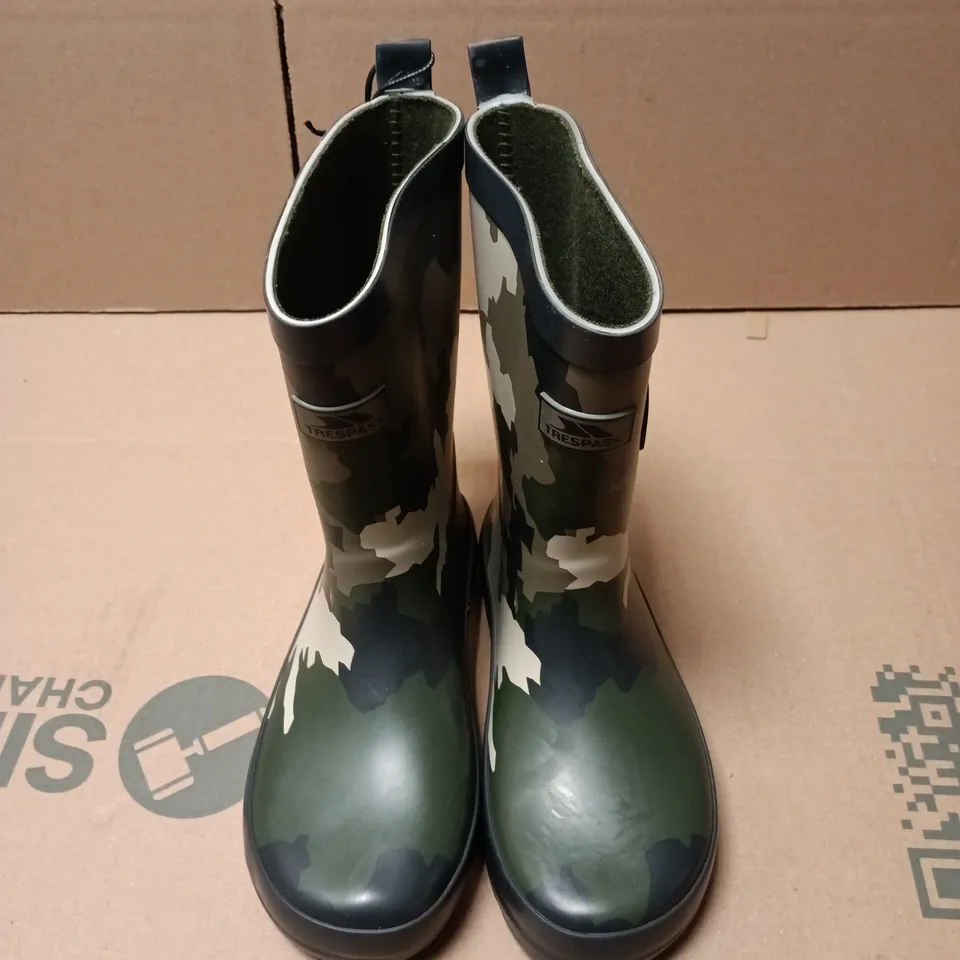 UNBOXED PAIR OF TRESPASS KIDS PUDDLE 20 WELLY IN CAMO - UK 11
