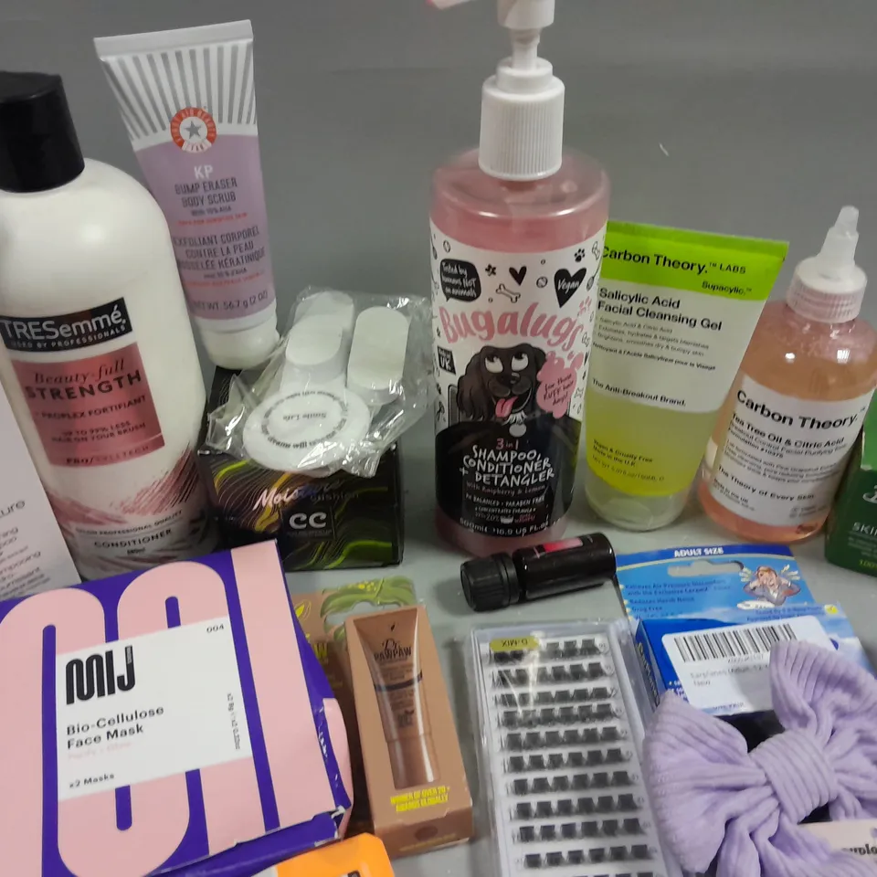 BOX OF APPROXIMATELY 15 COSMETIC ITEMS TO INCLUDE SALICYLIC ACID CLEANSER, TRESEMME CONDITIONER, BODY SCRUB, ETC