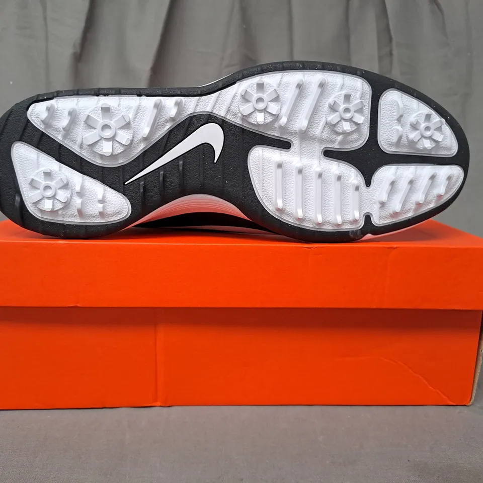 BOXED PAIR OF NIKE INFINITY GOLF SHOES IN BLACK/WHITE UK SIZE 10