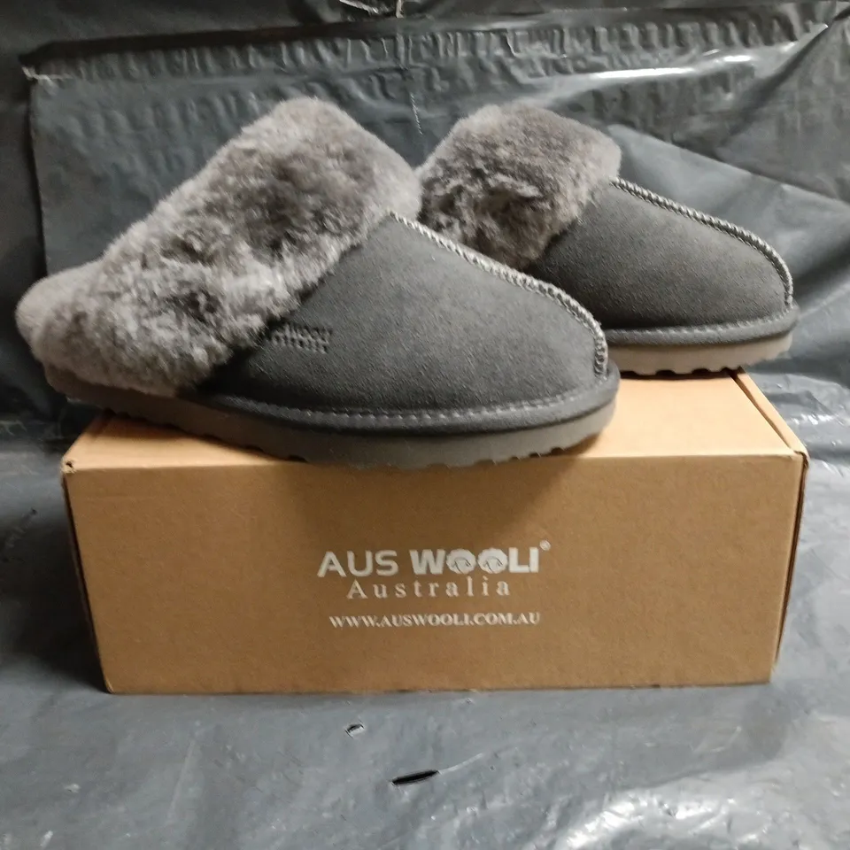 BOXED PAIR OF AUS WOOLI SYDNEY SLIPPERS IN GREY SIZE UK 7