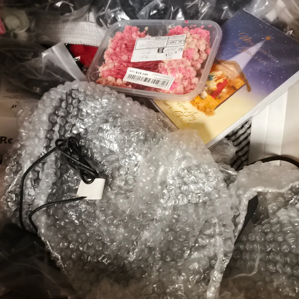 BOX OF APPROXIMATELY 20 ASSORTED HOUSEHOLD ITEMS TO INCLUDE CHRISTMAS CARDS, PENS, ETC