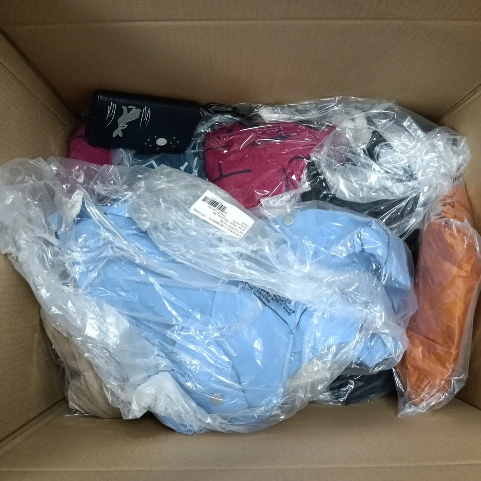 BOX OF APPROXIMATELY 25 ASSORTED CLOTHING ITEMS TO INCLUDE ANAMOR, SOUL STAR ETC