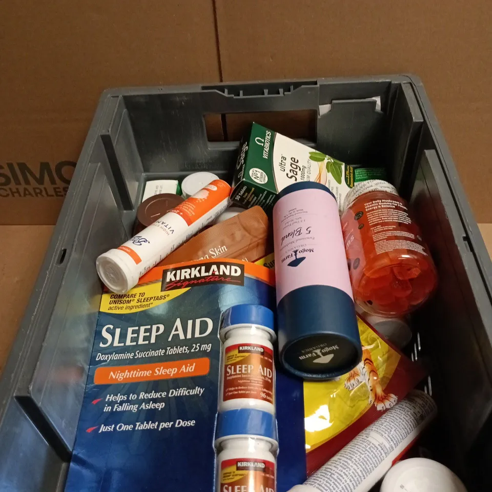 TOTE OF APPROXIMATELY 25 ASSORTED VITAMIN/SUPPLEMENT RELATED ITEMS TO INCLUDE MOGO FARM MUSHROOMS 5 BLEND, ULTRA SAGE 1000MG, SLEEP AID, BOOTS VIT C, BONE AND JOINT GUMMIES ETC