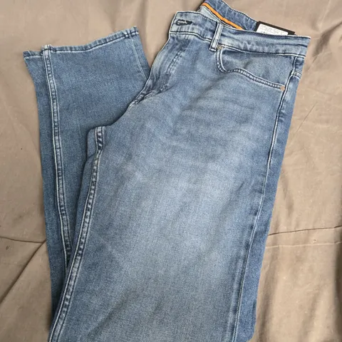 BOSS DELAWARE COMPASS JEANS IN BLUE - UK 36/34