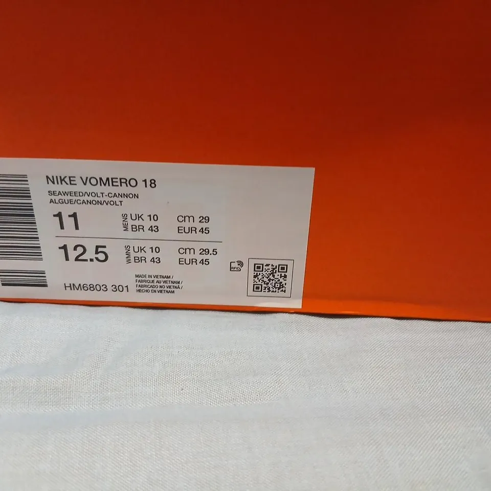 NIKE VOMERO 18 RUNNING SHOES – BLACK/VOLT, UK 10 (US 11, EU 45)