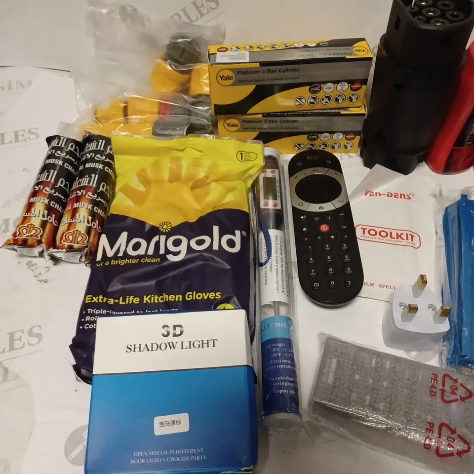 LOT OF ASSORTED ITEMS TO INCLUDE EXTRA-LIFE KITCHEN GLOVES , PORTABLE FAN , ETC