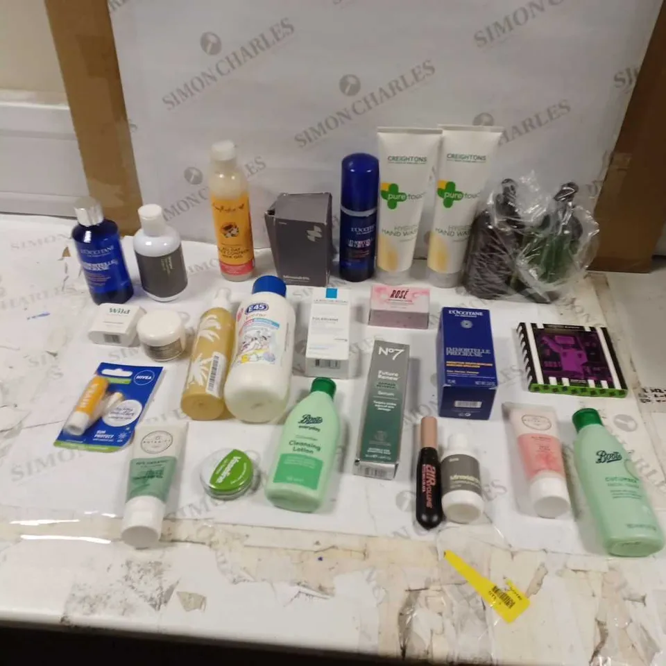 LOT OF APPROXIMATELY 20 HEALTH AND BEAUTY ITEMS TO INCLUDE CREIGHTONS PURE TOUCH, BOOTS CUCUMBER FACIAL TONER, AND ROSE SHAMPOO BAR ETC. 