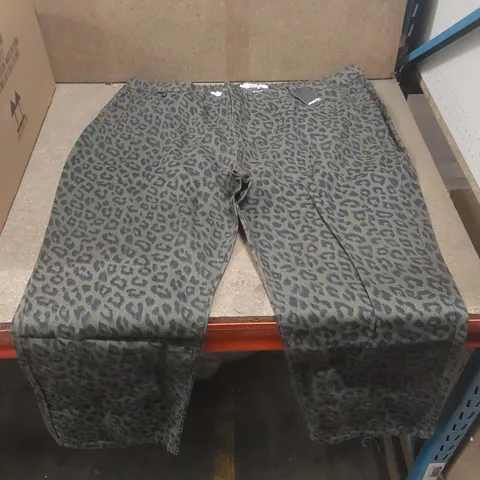 BOX CONTAINING APPROXIMATELY 13x BRAND NEW SIMPLY BE DENIM KHAKI LEOPARD PRINT STRAIGHT JEANS - SIZE 28R