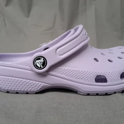 BOXED PAIR OF CROCS CLASSIC KIDS CLOGS IN LAVENDER UK SIZE J4