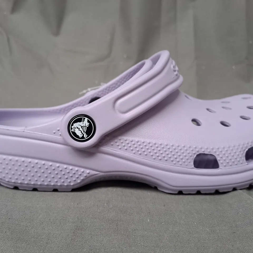 BOXED PAIR OF CROCS CLASSIC KIDS CLOGS IN LAVENDER UK SIZE J4
