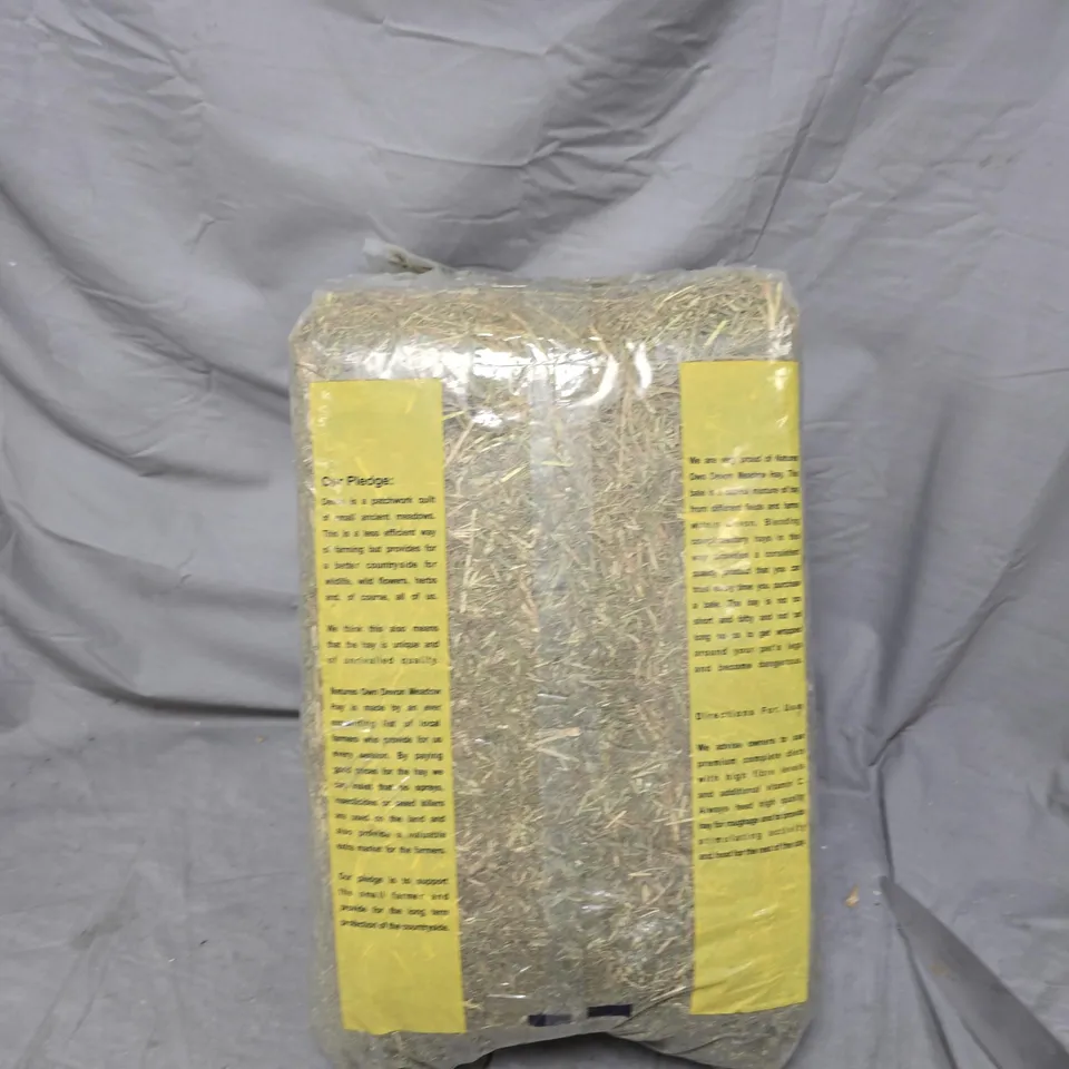 CAGE OF APPROXIMATELY 15 ASSORTED ITEMS TO INCLUDE: HAY AND DUVET INSERT