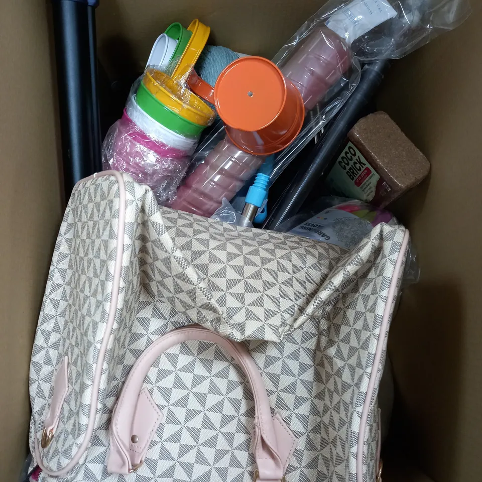 BOX OF APPROXIMATELY 15 ASSORTED ITEMS TO INCLUDE HAND BAG, GARDENING GLOVES, CHOCK BRICK ETC
