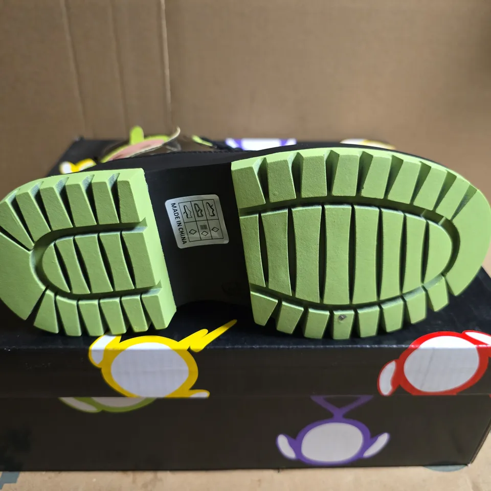 BOXED PAIR OF KOI TUBBYTRONIC KIDZ DIPSY HEAD BOOTS – UK SIZE 13