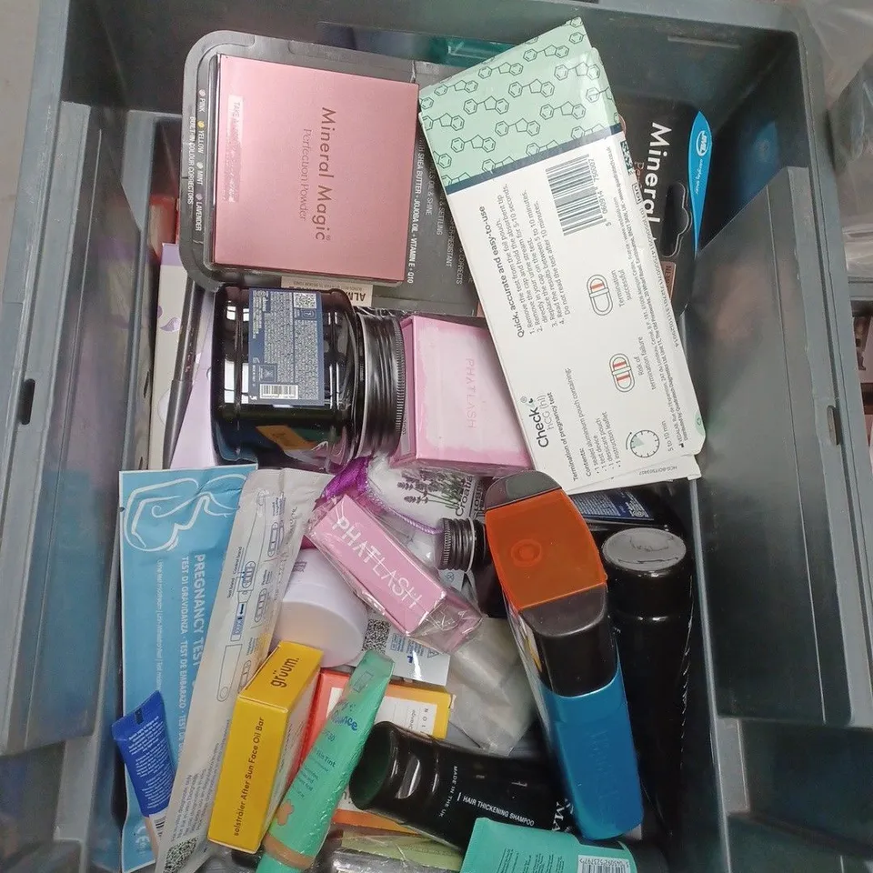 APPROXIMATELY 20 ASSORTED COSMETIC PRODUCTS TO INCLUDE NIVEA MEN MOISTURISER, CERAVE MOISTURISING CREAM, AND L'OREAL SHOWER GEL