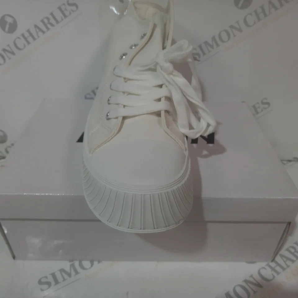 BOXED PAIR OF FASHION PLATFORM CANVAS SHOES IN OFF-WHITE EU SIZE 41