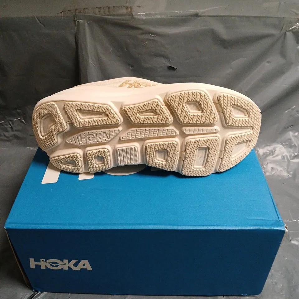 BOXED PAIR OF HOKA BONDI 9 TRAINERS - 7