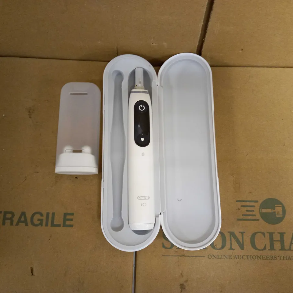 ORAL-B IO7 WHITE ULTIMATE CLEAN ELECTRIC TOOTHBRUSH WITH CARRY CASE