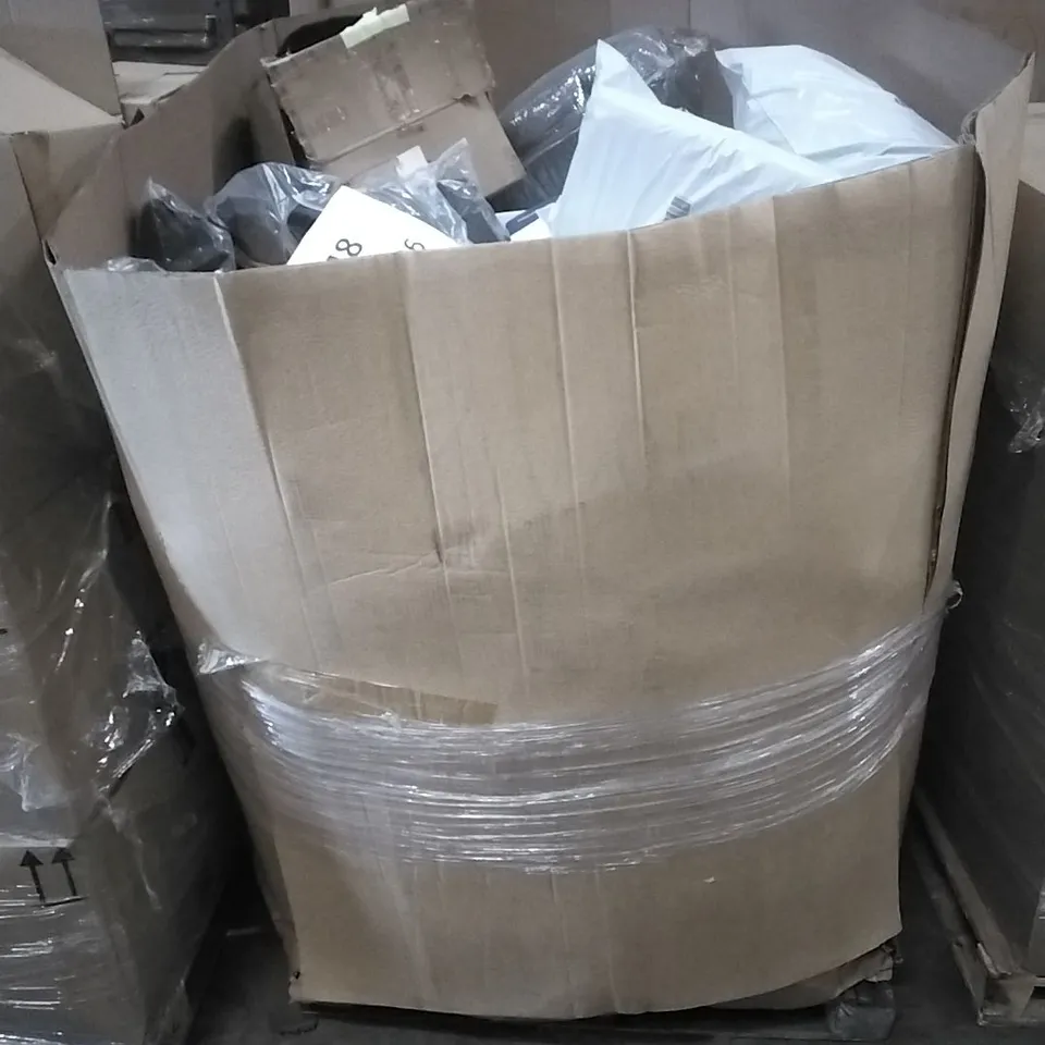 A PALLET CONTAINING A LARGE QUANTITY OF ASSORTED PILLOWS AND SIMILAR PRODUCTS ETC