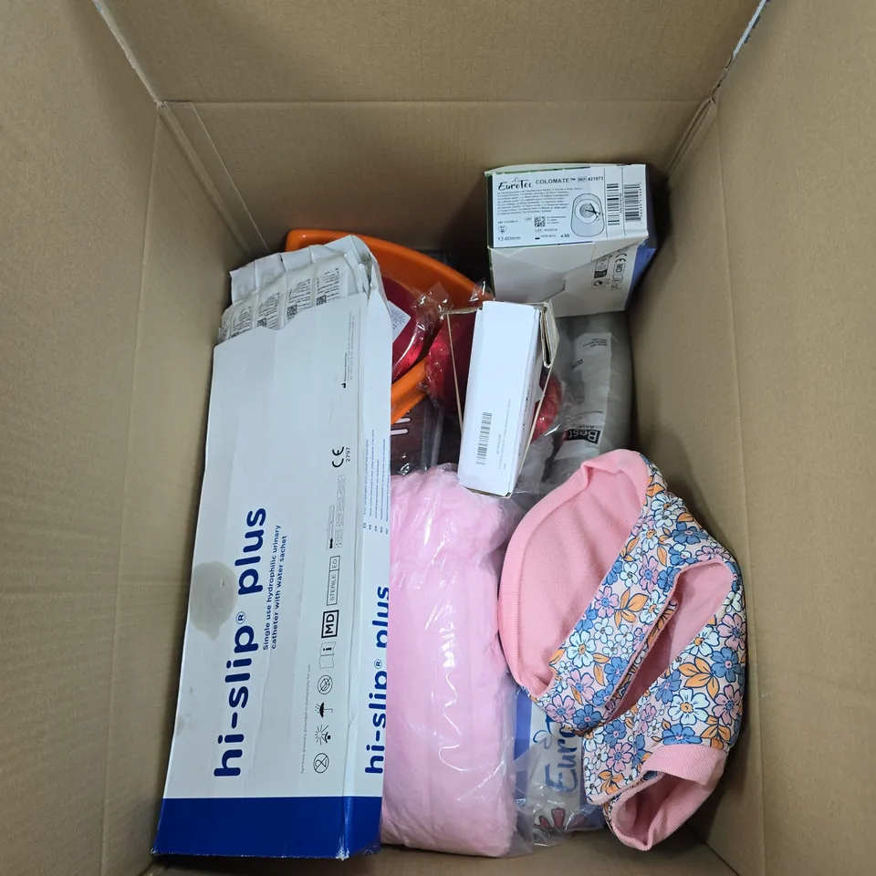 BOX OF APPROXIMATELY 20 HOUSEHOLD ITEMS TO INCLUDE: PLASTIC CONTAINERS, PLOUISE CUP AND CHRISTMAS DECORATIONS