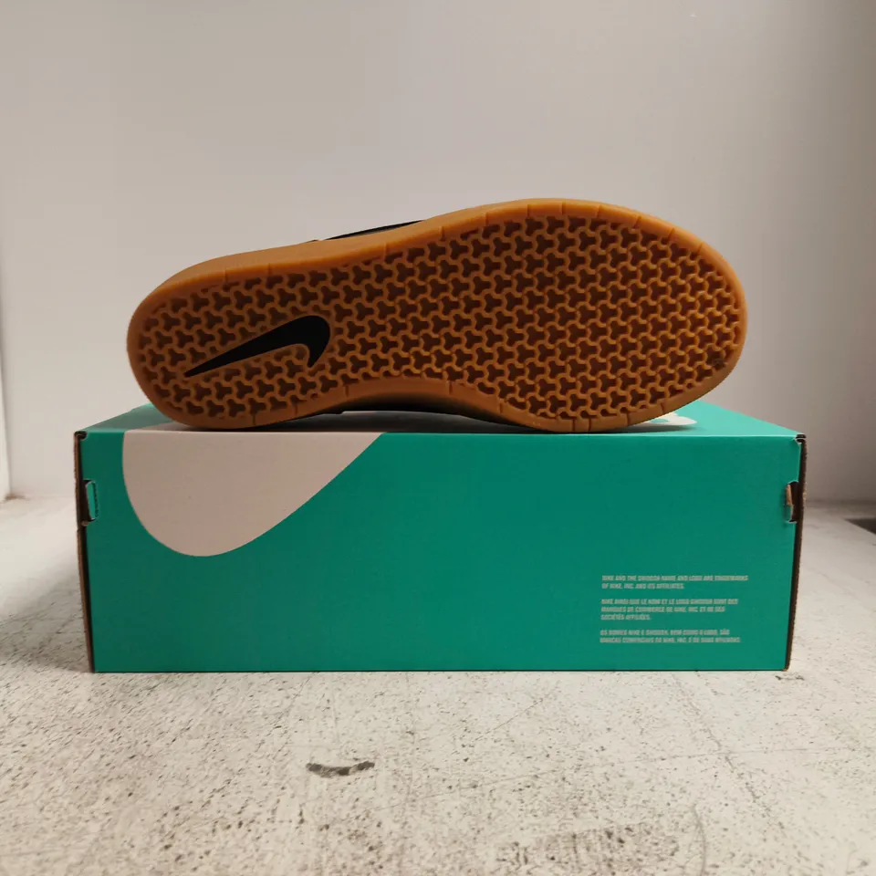 BOXED PAIR OF NIKE SB FORCE 58 TRAINERS IN OLIVE/BLACK SIZE UK 8