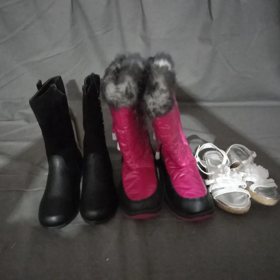 APPROXIMATELY 10 PAIRS OF ASSORTED KIDS SHOES IN VARIOUS STYLES AND SIZES 