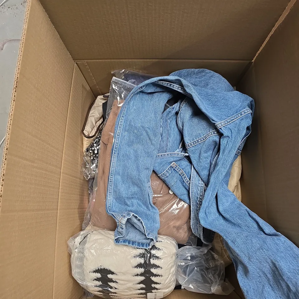 BOX OF APPROXIMATELY 20 ASSORTED CLOTHING ITEMS TO INCLUDE: BLACK HANDBAG AND PINK AND BLUE SHORTS