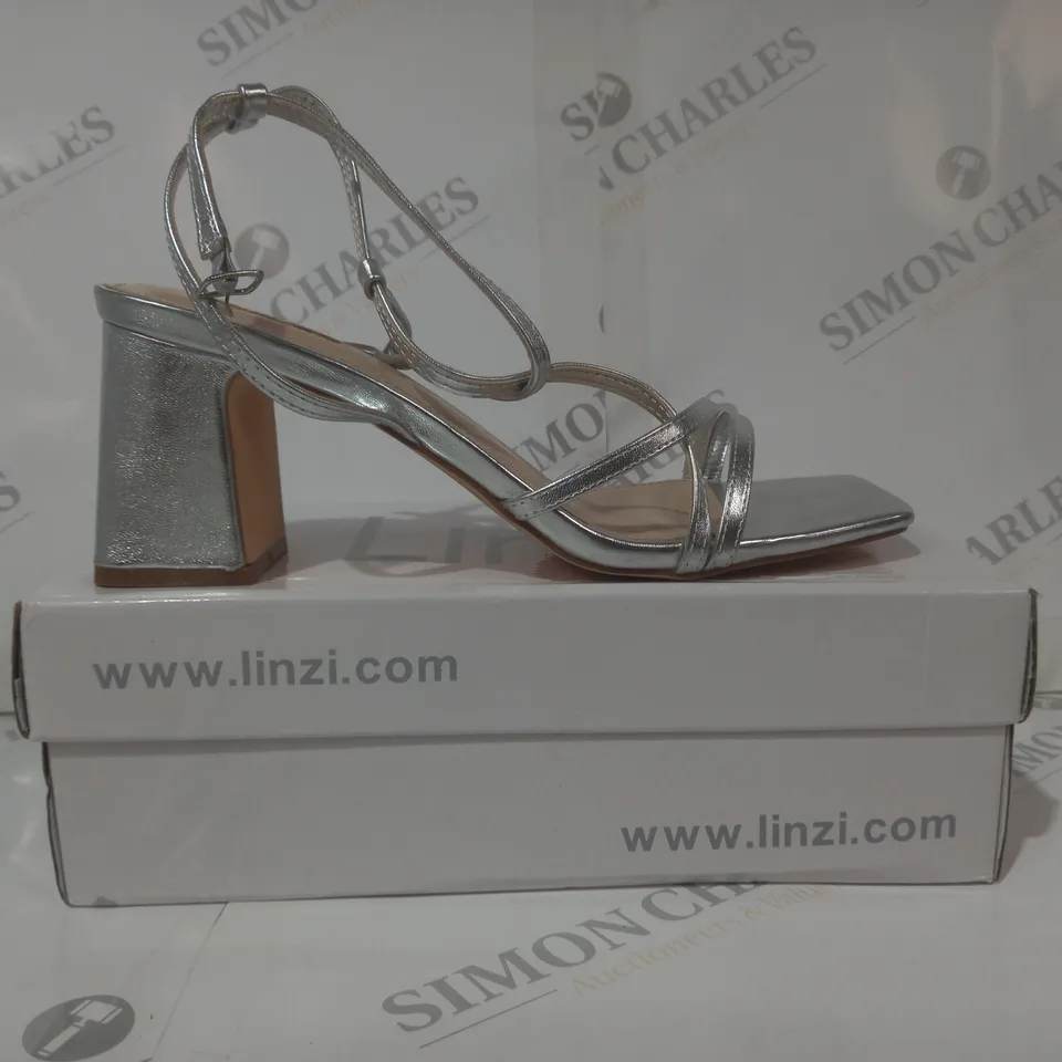 BOXED PAIR OF LINZI MEMPHIS OPEN TOE BLOCK HEEL SANDALS IN METALLIC SILVER SIZE 7