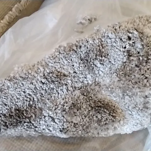 ROLL OF QUALITY CARPET APPROXIMATELY 6M Γ 5M