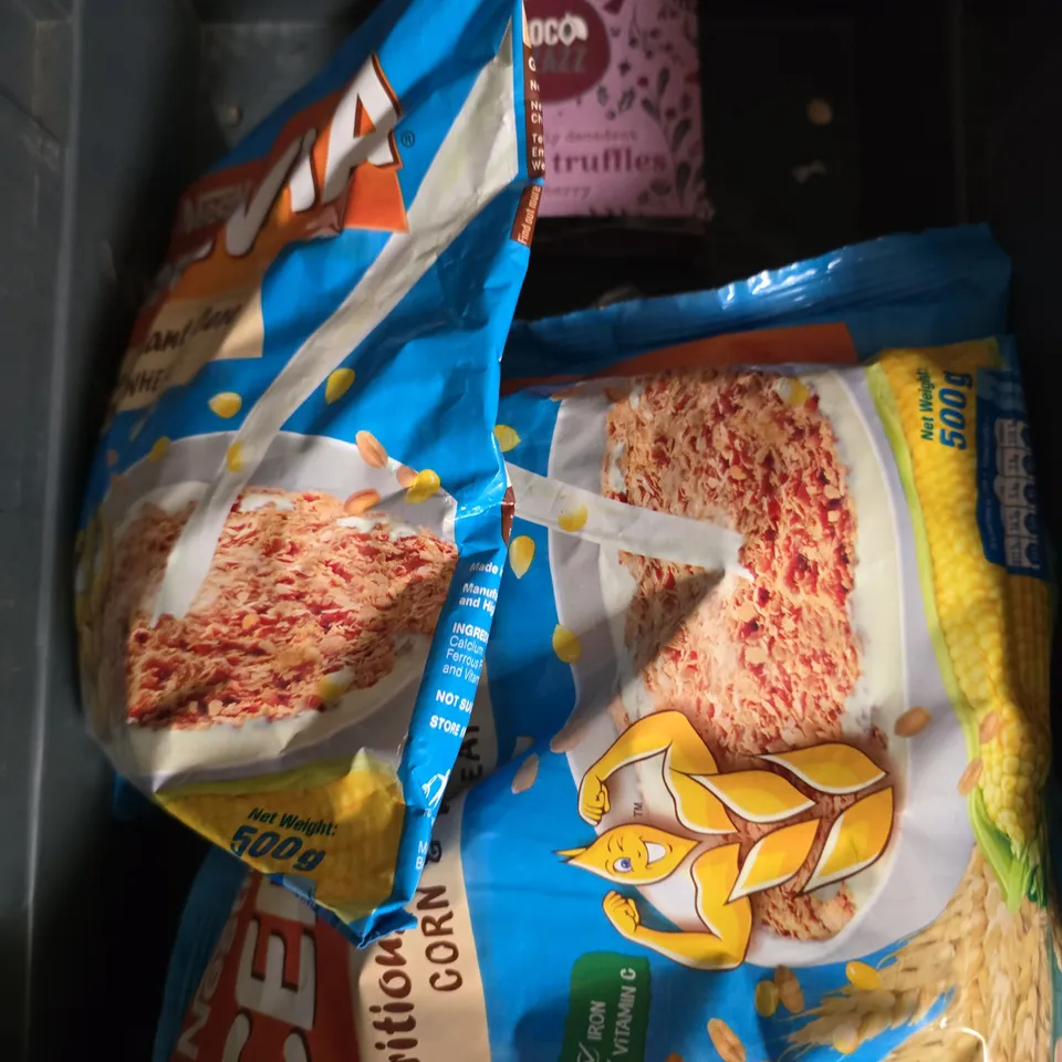 APPROXIMATELY 10 ASSORTED FOOD/DRINK PRODUCTS TO INCLUDE CHUTNEY, CEREAL, CHOCOLATES ETC 