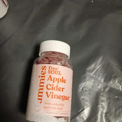 APPROXIMATELY 15 ASSORTED VITIMINS AMD SUPPLEMENTS ITEMS INCLUDING APPLE CIDER VINEGAR GUMMIES , SWEET BEE ELDERBERRY ELIXIR AND TURMERIC JOINT TABLETS 
