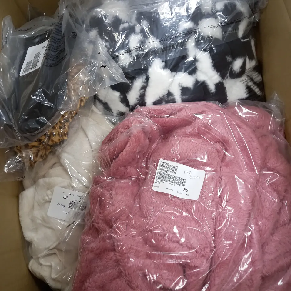 BOX OF APPROXIMATELY 10 ASSORTED ITEMS TO INCLUDE EVERYDAY ORGANISER, NECK WRAP, TOP ETC