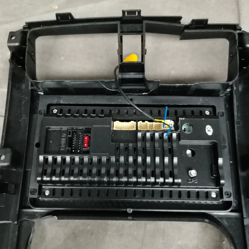 CAR INFOTAINMENT HEAD UNIT WITH DISPLAY - MODEL UNSPECIFIED 