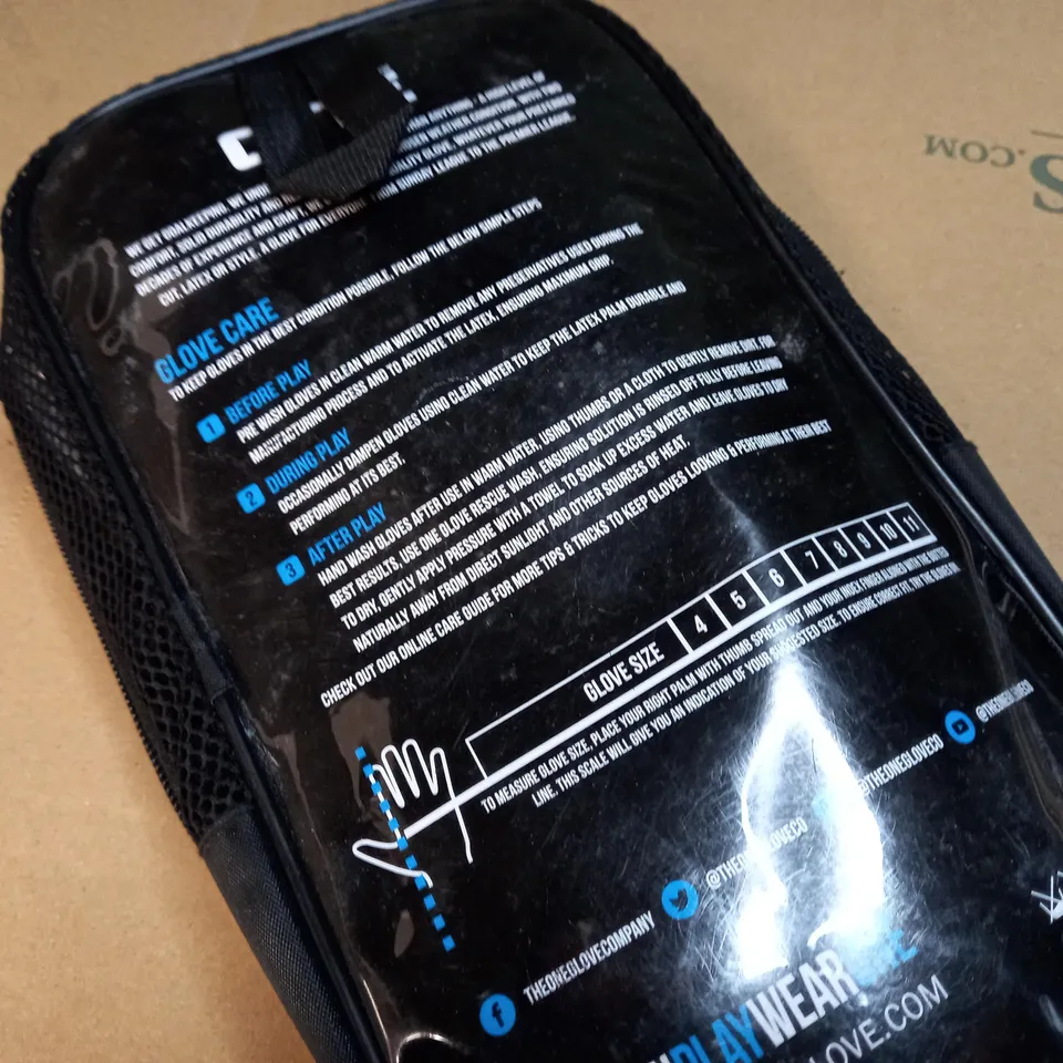 PACKAGED BLACK/GREEN CONTACT LATEX GOAL KEEPING GLOVES - SIZE 6