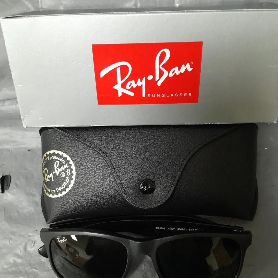 BOXED RAY-BAN ORB4165 NEW WAYFARER SUNGLASSES - BLACK