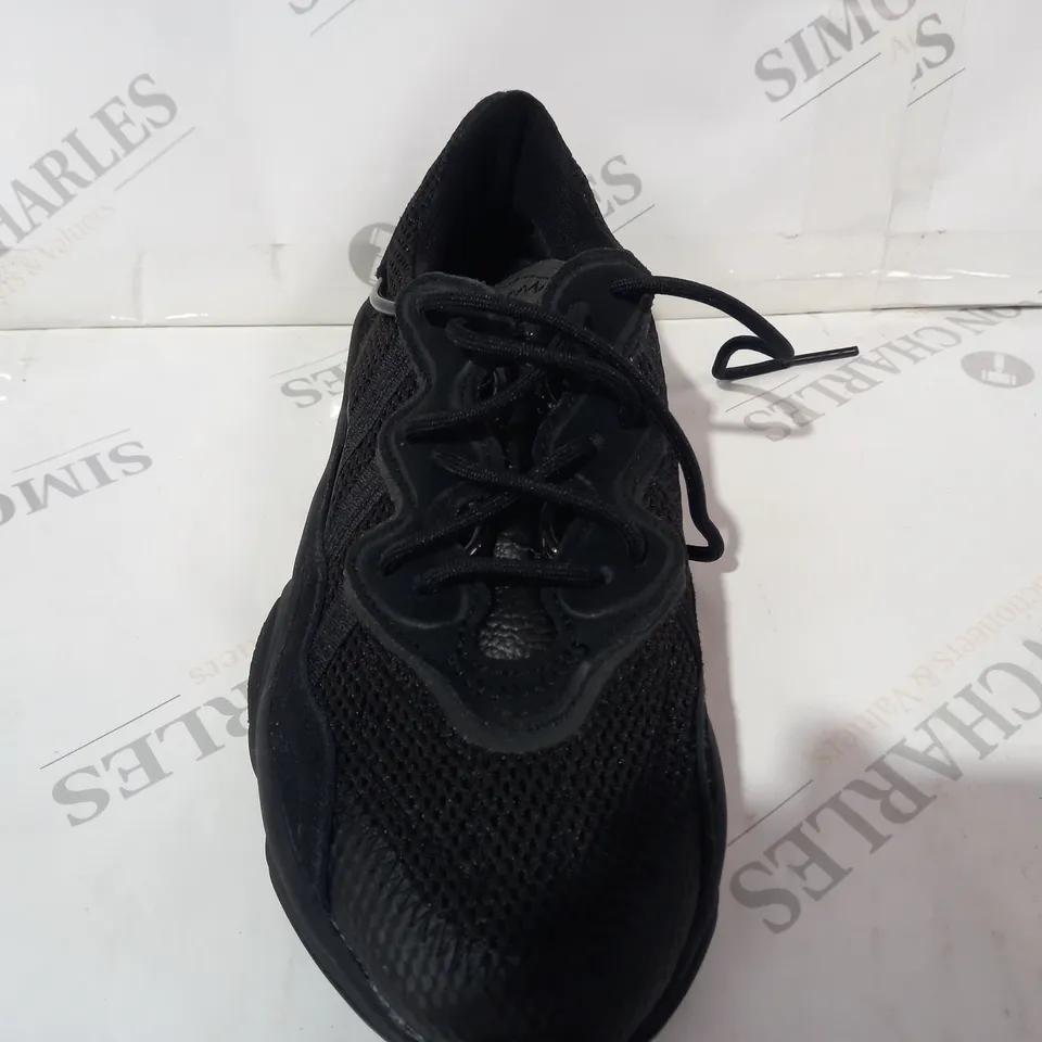 PAIR OF ADIDAS OZWEEGO J SHOES IN BLACK UK SIZE 6