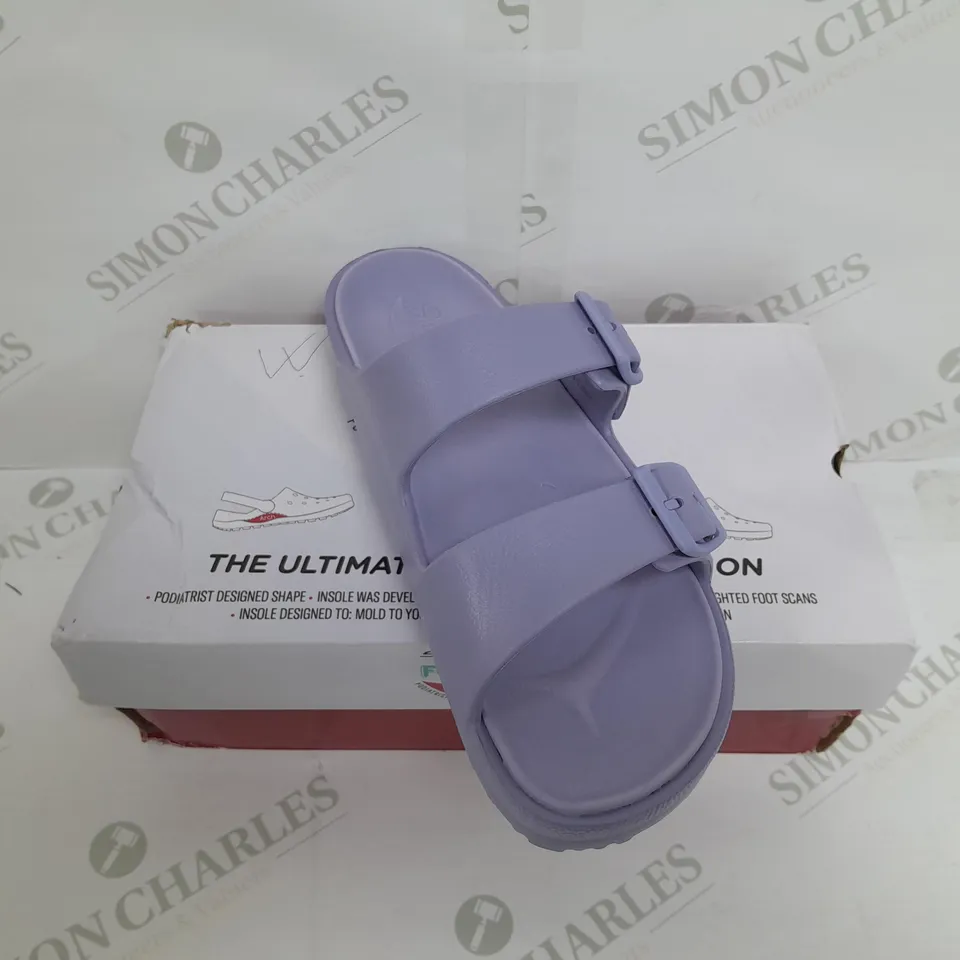 BOXED PAIR OF SKECHERS ARCH FIT FOAMIES SLIDE SANDALS IN LAVENDER SIZE 7