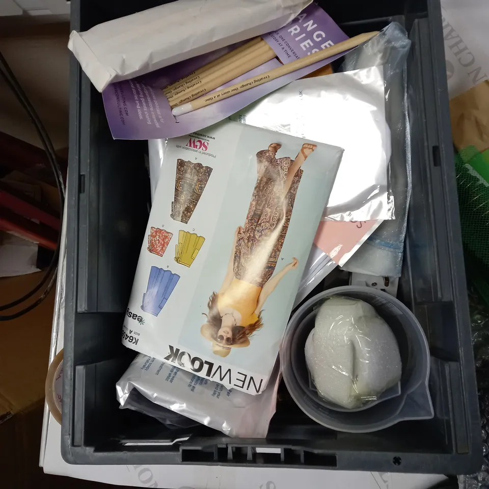 LOT OF APPROX 20 HOUSEHOLD ITEMS TO INCLUDE 3 WAY ADAPTOR, POSTCARDS AND SCREEN WIPES