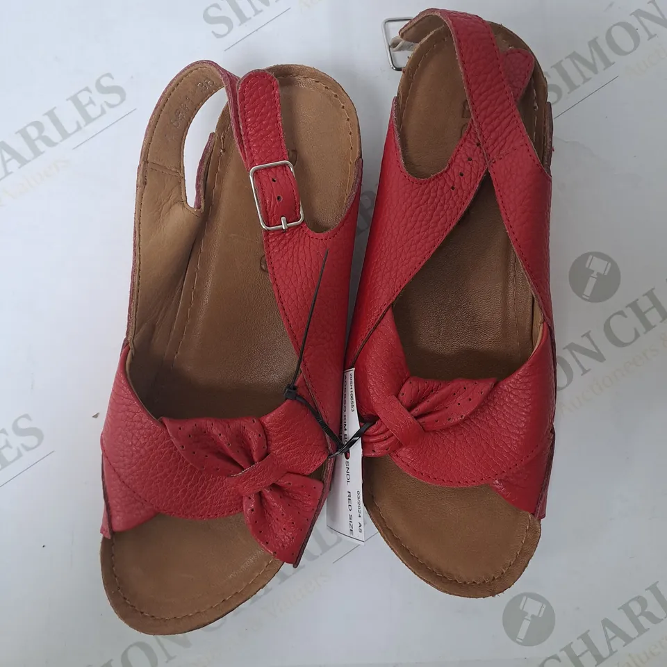 ADESSO RED OPEN TOED SANDAL SIZE 5