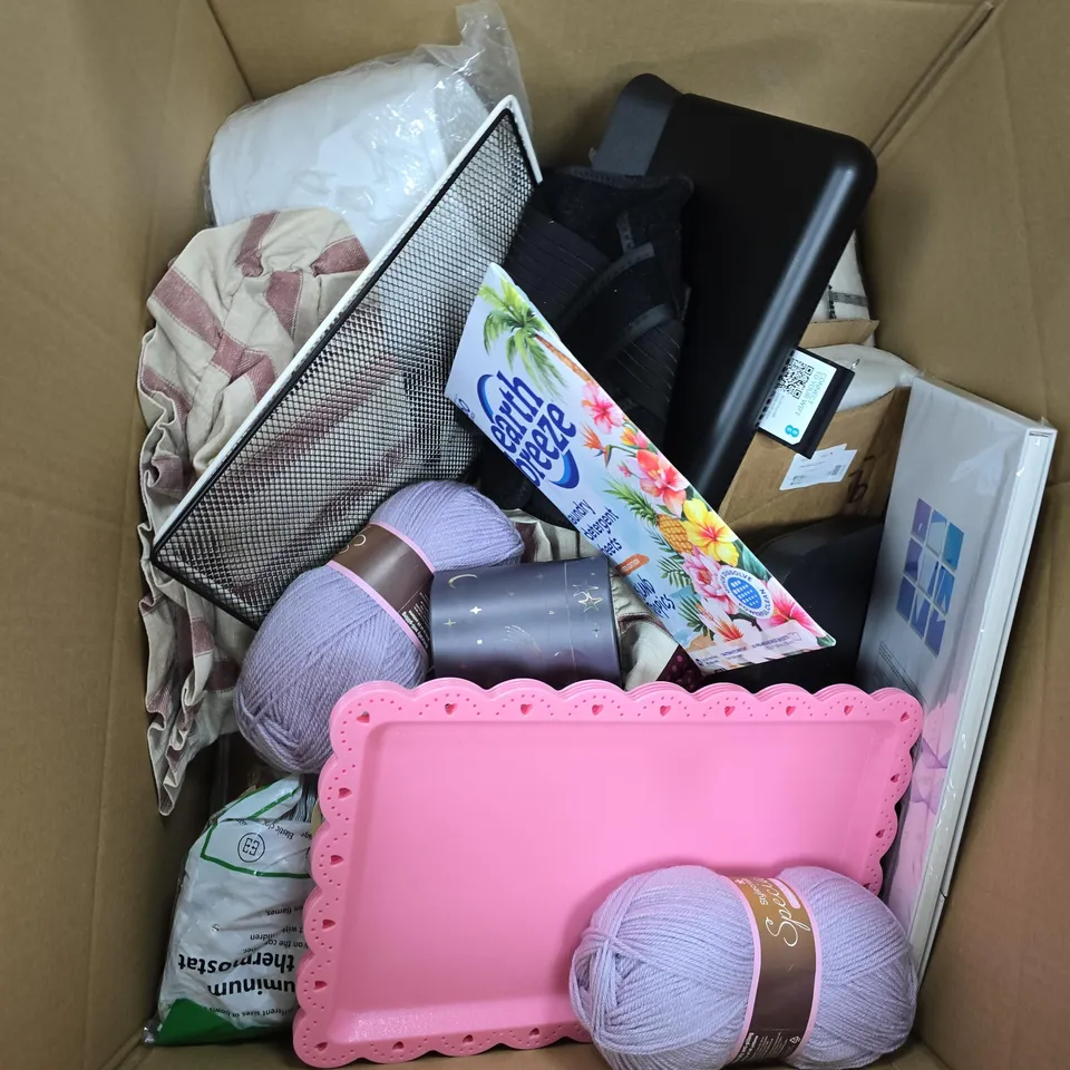 BOX OF APPROXIMATELY 15 ASSORTED HOUSEHOLD ITEMS 