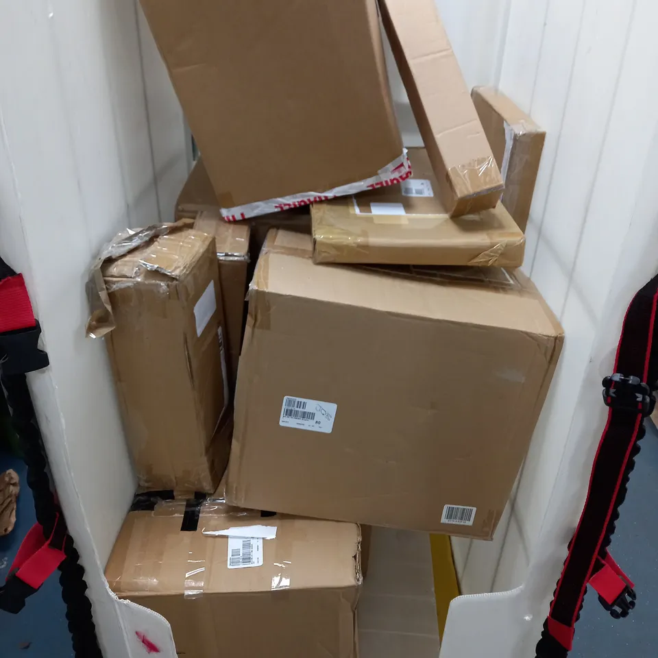 APPROXIMATELY 10 ASSORTED ITEMS TO INCLUDE WATERING WAND, FAIRY DECOR LIGHT, OUTDOOR LIGHTS, ETC