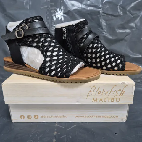 BOXED PAIR OF BLOWFISH MALIBU BELLA SANDALS IN BLACK SIZE 5