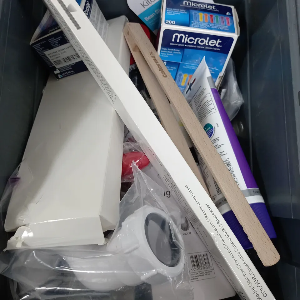 BOX OF APPROXIMATELY 10 ASSORTED ITEMS TO INCLUDE - WOOD FILLER, BEAN SLICER, INTELLIGENT LIGHT ETC