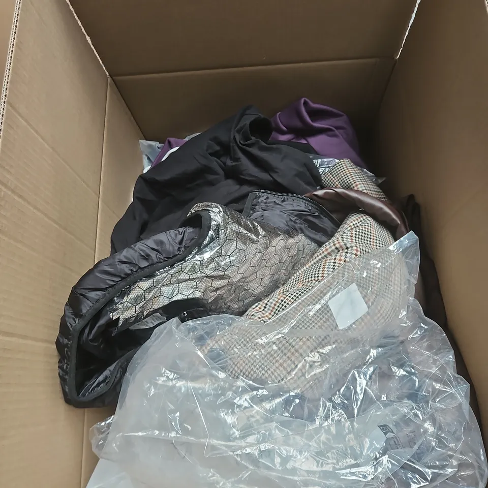 BOX OF APPROXIMATELY 20 ASSORTED CLOTHING ITEMS TO INCLUDE DENIM DUNGAREES, BLACK EMOJI HOODIE, STRIPED SHORTS M & S, REGATTA WATER PROOF OVER TROUSERS ETC