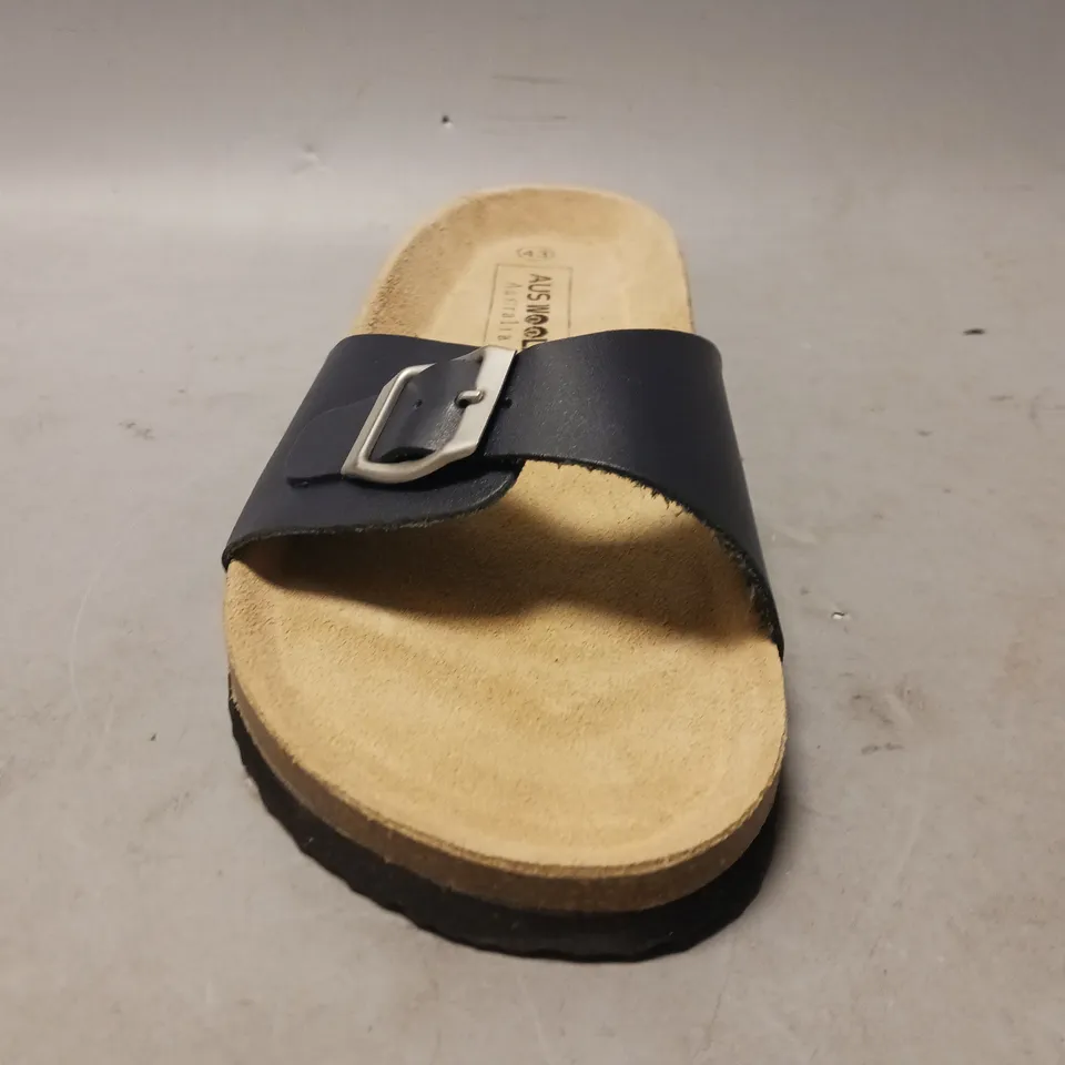 BOXED PAIR OF AUS WOOLI OPEN TOE FOOTBED SANDALS IN NAVY EU SIZE 43