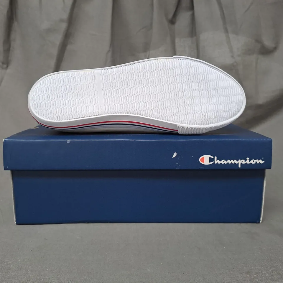 BOXED PAIR OF CHAMPION HUNTINGTON CANVAS SHOES IN WHITE 6