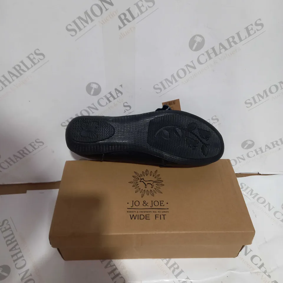 BOXED PAIR OF JO & JOE NAUTICAL PUMP BLACK SIZE 7