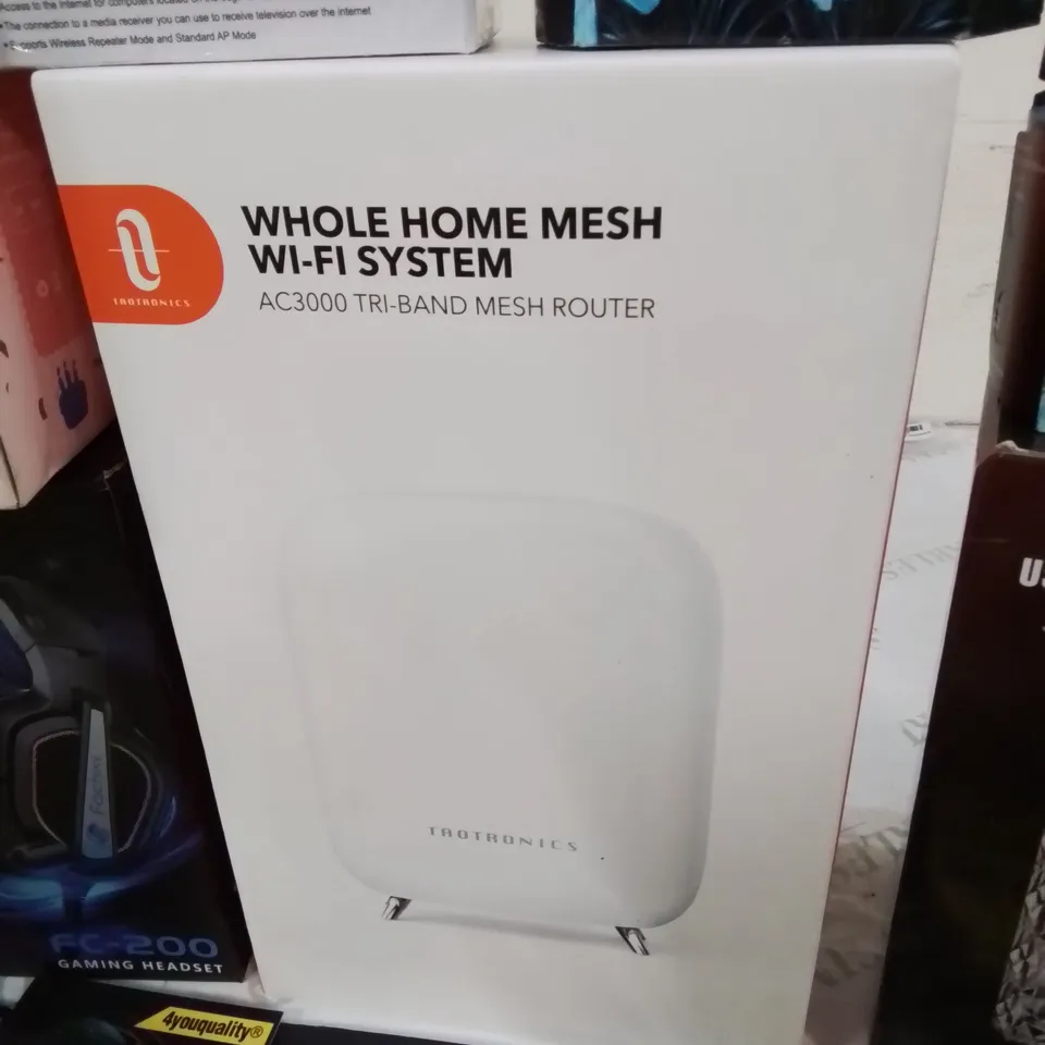 BOX CONTAINING LARGE AMOUNT OF BOXED ELECTRICAL ITEMS TO INCLUDE: MESH WIFI ROUTER, VARIOUS LIGHT BULBS, PHONE CASES, SCREEN PROTECTION COVERS, HEADPHONES ETC.