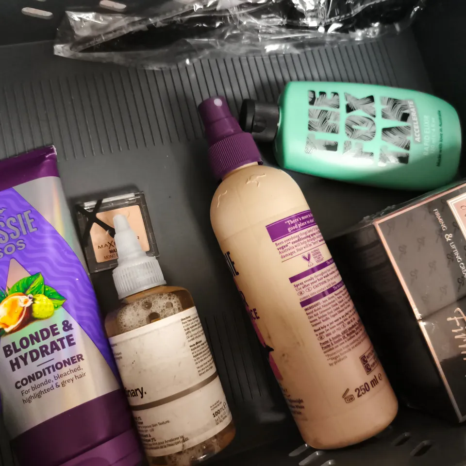 APPROX 12 ASSORTED BEAUTY PRODUCTS TO INCLUDE PROVOKE CONDITIONER, DERMATICA MOISTURISER, NUYOU FACIAL HAIR REMOVER, ETC