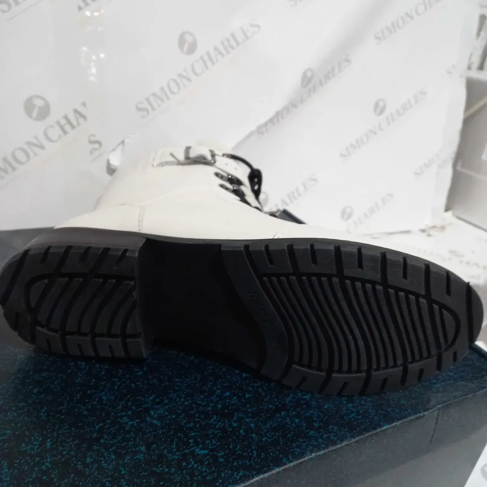 EMU AUSTRALIA WALDRON LEATHER - COCONUT SIZE 7 - BOXED 